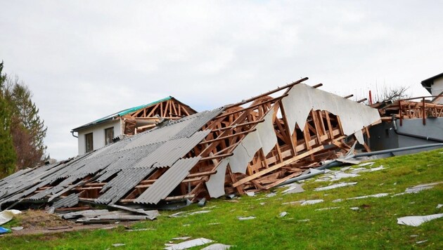 Diese Halle bei Eibiswald stürzte komplett ein. (Bild: KHD-Presseteam Fink/Karner)