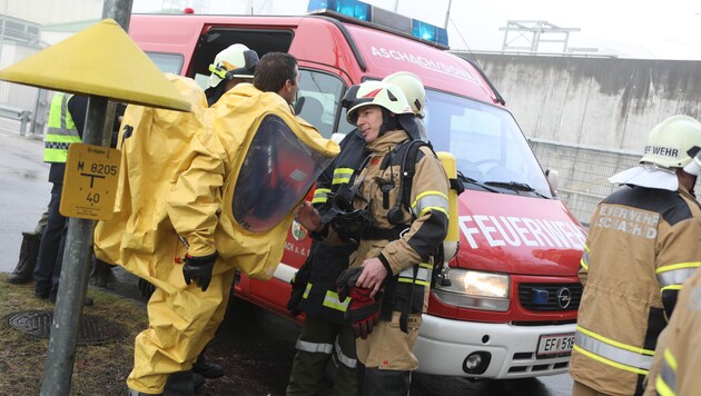 Die Feuerwehrhelfer gingen mit säuredichten Anzügen in den Einsatz (Bild: laumat.at / Matthias Lauber)