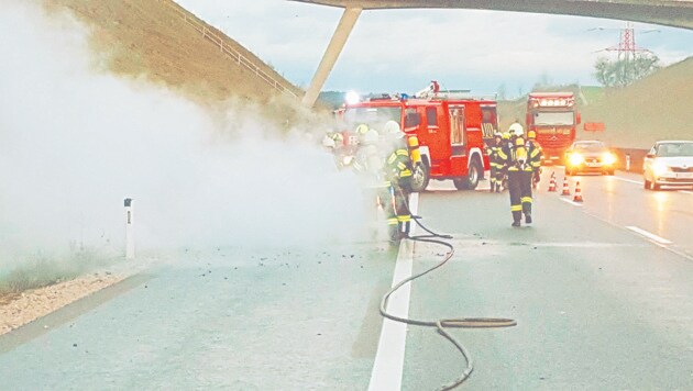Kurz vor der Autobahnabfahrt Haag am Hausruck geriet der Pkw von Johann Hingsamer in Brand. (Bild: FF Walchshausen)