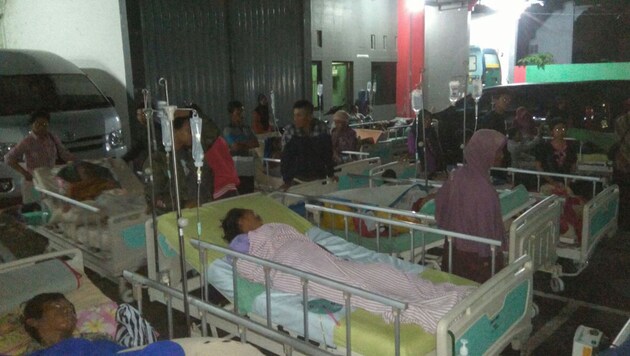 In Banyumas musste ein Spital evakuiert werden - Patienten wurden auf der Straße weiter versorgt. (Bild: AP)
