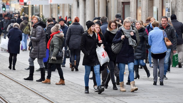 Auf der Linzer Landstraße waren am Samstag Tausende Christkindln in Einkaufs-Laune (Bild: Harald Dostal)