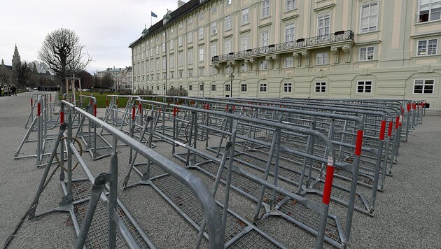 Absperrgitter vor der Hofburg (Bild: APA/ROLAND SCHLAGER)