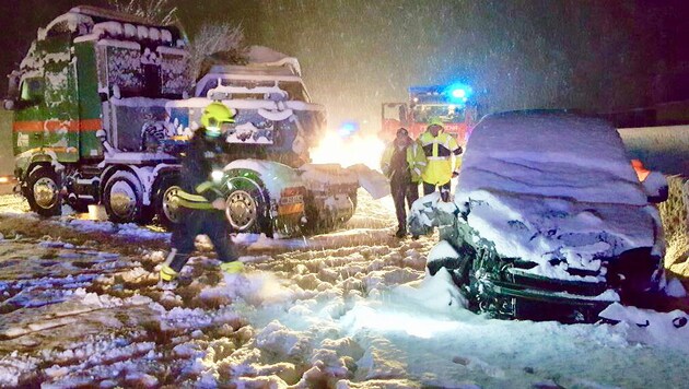 Winterliche Wetterverhältnisse und Unfälle ließen den Verkehr auf der A1 zum Erliegen kommen. (Bild: FF AMSTETTEN/PHILIPP GUTLEDERER)