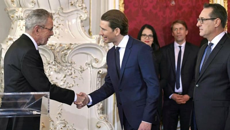 Mit diesem Handschlag ist der offizielle Akt vollzogen, Sebastian Kurz ist nun Bundeskanzler. (Bild: APA/ROLAND JAEGER)