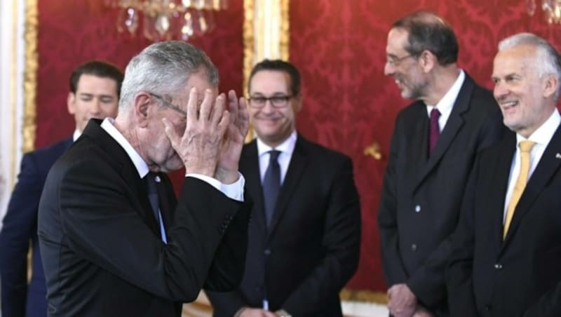 Bundespräsident Van der Bellen merkt, dass er auf die Unterschriften vergessen hat. (Bild: APA/ROBERT JAEGER)