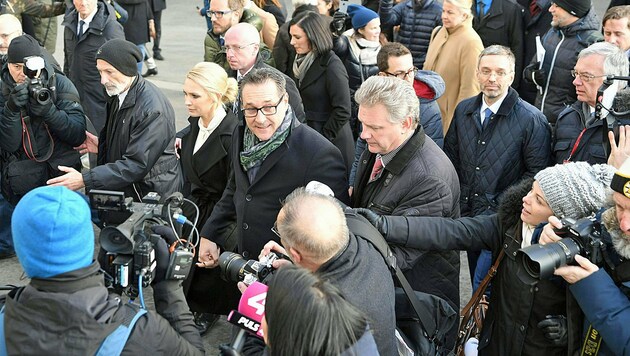Strache mit Ehefrau Philippa umringt von Dutzenden Journalisten (Bild: APA/ROLAND SCHLAGER)