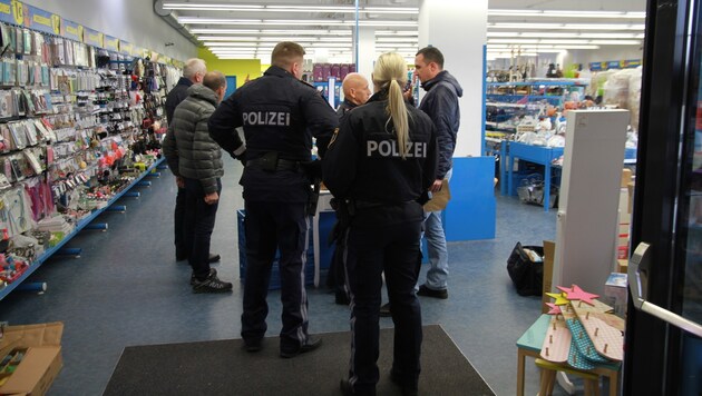 Der Tatort in Linz-Auwiesen: Am Arbeitsplatz in einem Diskonter wurde die Mutter niedergestochen (Bild: Christoph Gantner)