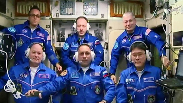 Die aktuelle, sechsköpfige Crew auf der Raumstation ISS (Bild: NASA TV)