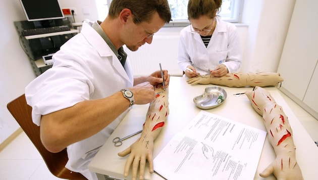 İtalya'da tıp öğrencileri gelecekte giriş sınavına girmek zorunda kalmayacak (sembolik resim). (Bild: APA/ROBERT JAEGER)