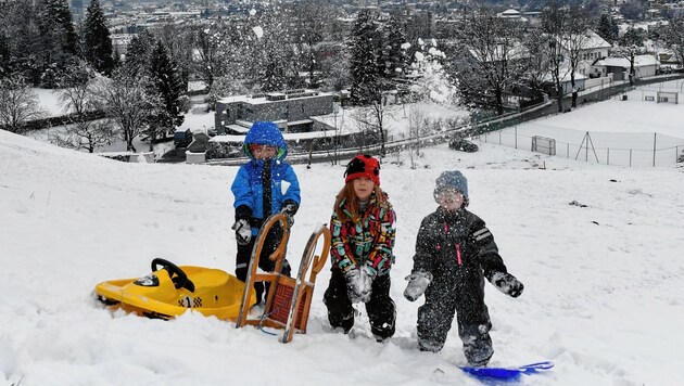 Diese drei Winterfans aus Innsbruck freuen sich über den Schnee. Ob er hält, ist fraglich. (Bild: LIEBL Daniel/zeitungsfoto.at)