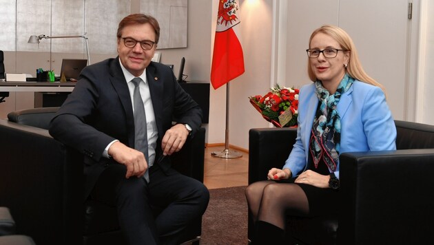 LH Günther Platter empfing am Mittwoch Vormittag Wirtschaftsministerin Margarete Schramböck. (Bild: LIEBL Daniel/zeitungsfoto.at)