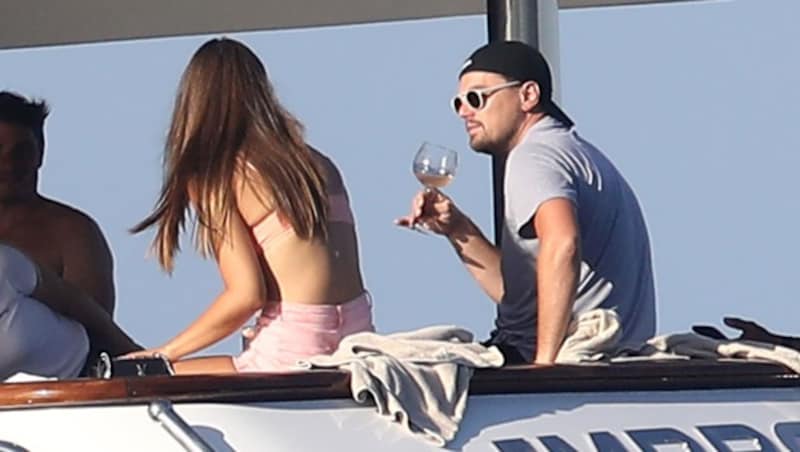 Leonardo DiCaprio trinkt bei einer Yachtparty Wein mit einer Modelschönheit (Bild: www.PPS.at)