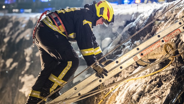 Die Feuerwehrleute mussten über Leitern die sechs Meter hohe Böschung hinabklettern (Bild: FOTOKERSCHI.AT/KERSCHBAUMMAYR)