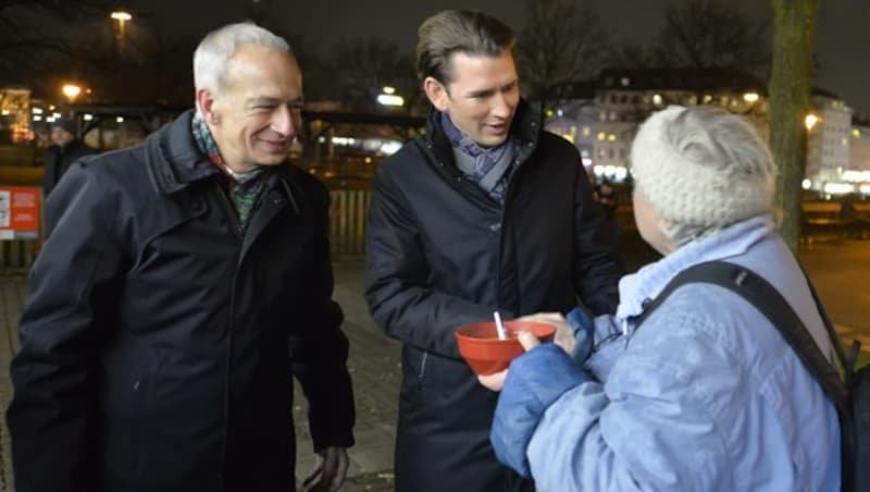 Caritas-Präsident Michael Landau (links) mit Sebastian Kurz beim Wiener Suppenbus (Bild: APA/Herbert Neubauer)