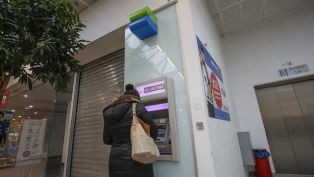 Eine Kundin am Tag danach bei dem Bankomaten, den die Einbrecher aufschneiden wollten. (Bild: Markus Tschepp)