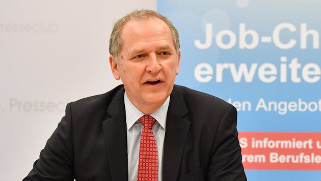 Gerhard Straßer ist Geschäftsführer des Arbeitsmarktservice Oberösterreich. (Bild: Harald Dostal)