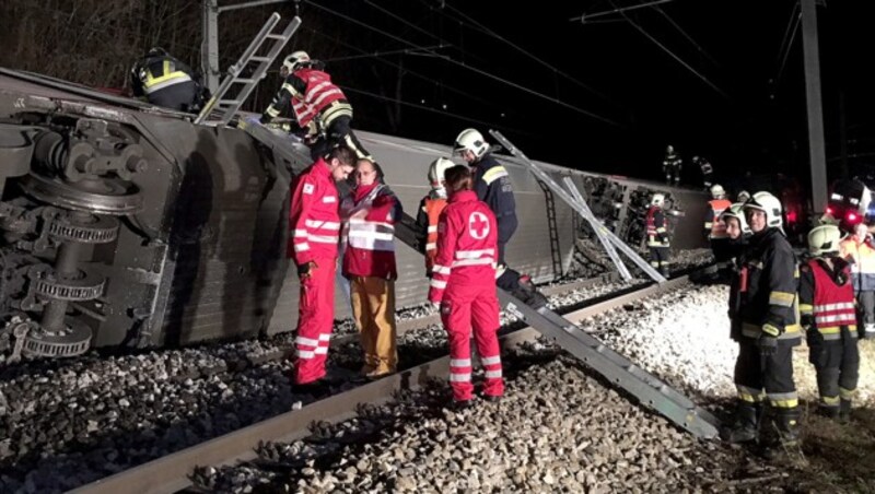 Einsatzkräfte am Unglücksort, nachdem in Kritzendorf in der Gemeinde Klosterneuburg (Bezirk Tulln) am Freitagabend zwei Züge kollidierten (Bild: APA/NÖ LANDESFEUERWEHRKOMMANDO)
