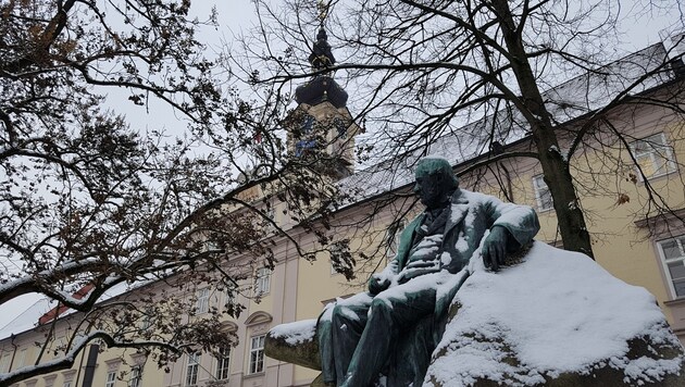 Das Linzer Landhaus, von Adalbert Stifter bewacht. Der Schnee ist allerdings grad wieder weg. (Bild: Werner Pöchinger)