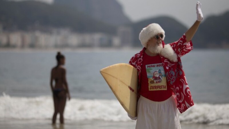 Der Weihnachtsmann am Strand von Copacabana in Rio de Janeiro (Bild: AP)