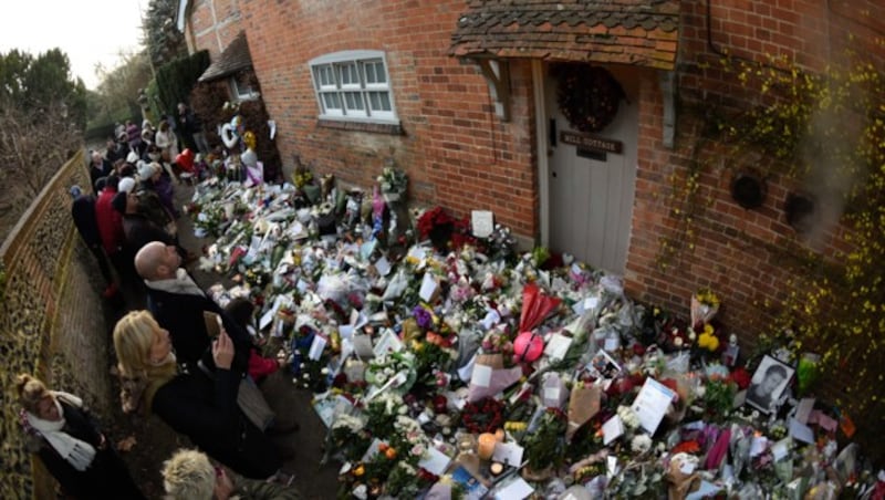 Fans hinterließen Blumen und Kerzen vor dem Haus des britischen Sängers. (Bild: AFP)