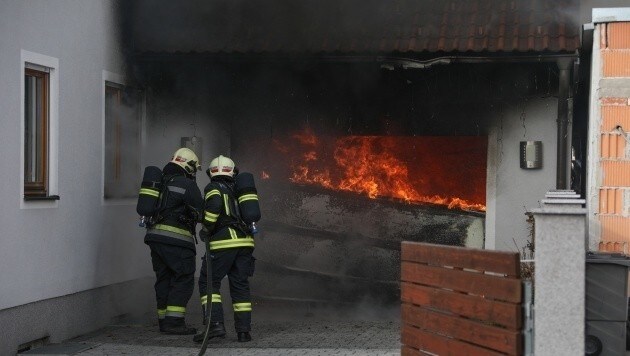 Völlig abgebrannt ist am Heiligen Abend eine Garage in Wels. (Bild: laumat.at)