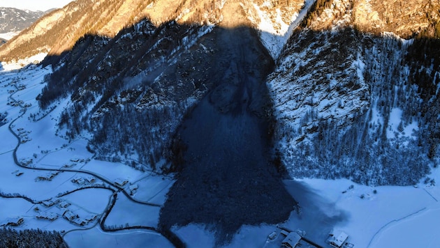 Der Felssturz in Vals: Wie durch ein Wunder wurde bei diesem verheerenden Naturereignis niemand verletzt oder getötet. (Bild: Zeitungsfoto.at)