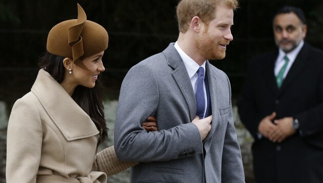 Prinz Harry und seine Verlobte Meghan Markle am Weg zur traditionellen Weihnachtsmesse in der Kirche St. Mary Magdalene in Sandringham (Bild: AP)