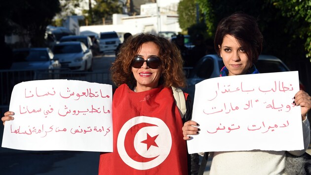 Tunesierinnen protestierten am 25. Dezember vor der Botschaft der VAE in Tunis. (Bild: AFP)