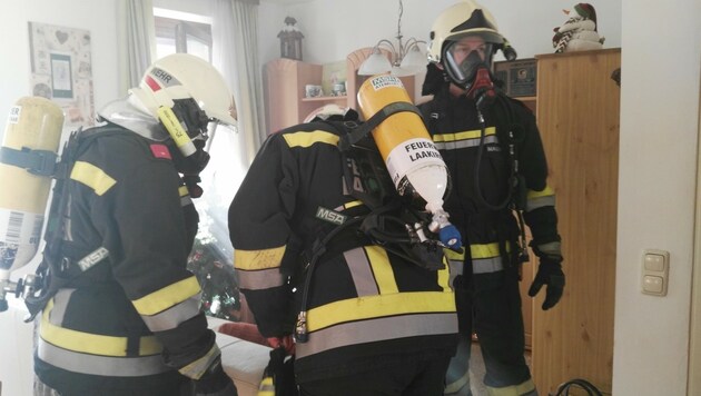 Die Feuerwehr Laakirchen löschte einen Brand, der durch die Bratwurst in der Pfanne ausgelöst wurde. (Bild: FF Laakirchen)