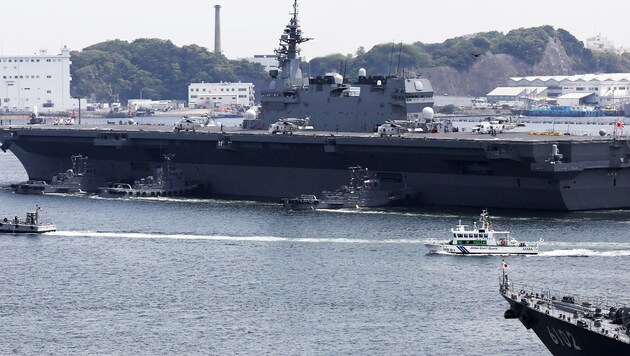 Japans Zerstörer der Izumo-Klasse mit einer Länge von 248 Metern ist bisher nur für den Transport von bis zu 14 Helikoptern ausgelegt. (Bild: AFP)