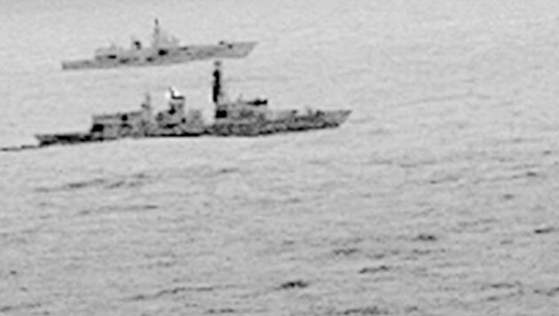 Die HMS St Albans der britischen Marine eskortiert ein russisches Kriegsschiff in der Nordsee. (Bild: AP)
