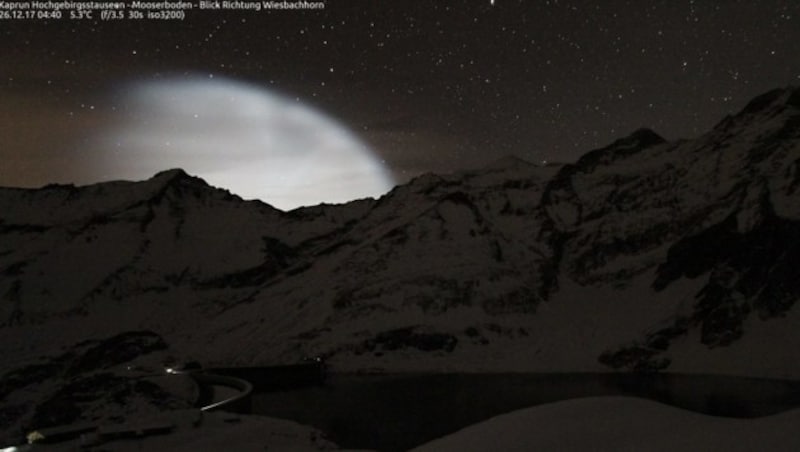 Auch in Kaprun wurde das nächtliche Leuchten von einer Wetterkamera festgehalten. (Bild: Facebook.com)