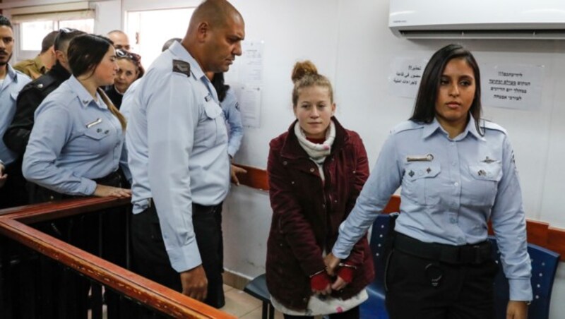 Ahed Tamimi (16) in Handschellen auf dem Weg ins Gericht (Bild: AFP)