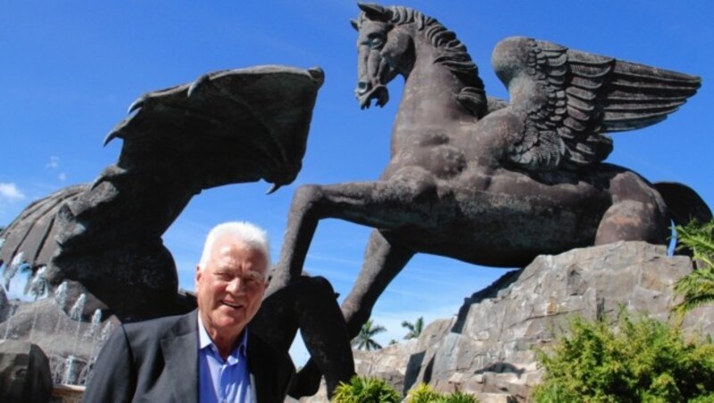 "Stehlen kann's keiner“ - Frank Stronach vor seinem 36 Meter hohen Bronze-Pegasus, dem Symbol für das Gute, das gegen das Böse kämpft. (Bild: Christian Jauschowetz)