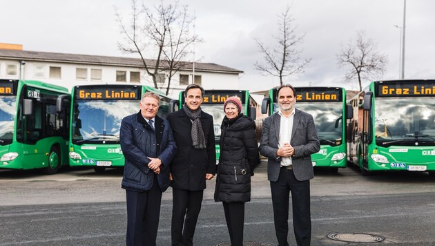 S. Nagl, Holding-Graz-Vorstände B. Muhr und W. Malik, A. Solymos (Graz-Linien) vor neuer Busflotte (Bild: Holding Graz)