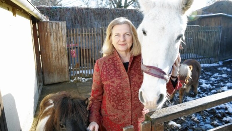 Tierlieb: Karin Kneissl wohnt mit mehr als 30 Tieren auf einem Bauernhof. (Bild: Reinhard Holl)