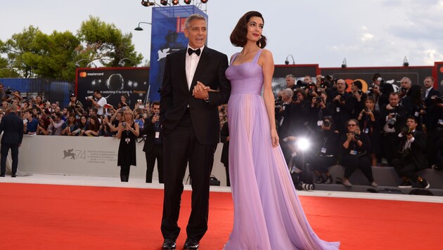 George Clooneys schöne Gattin Amal erschien in Venedig in einer Robe in Lila auf dem roten Teppich. (Bild: AFP)