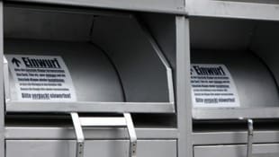 Bei einem Altkleidersammelcontainer in Neunkirchen wurde am Sonntag in der Früh ein Mann tot ...