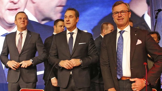 FPÖ-Verteidigungsminister Mario Kunasek, Strache, FPÖ-Infrastrukturminister Norbert Hofer (v.l.n.r.) (Bild: APA/GERT EGGENBERGER)