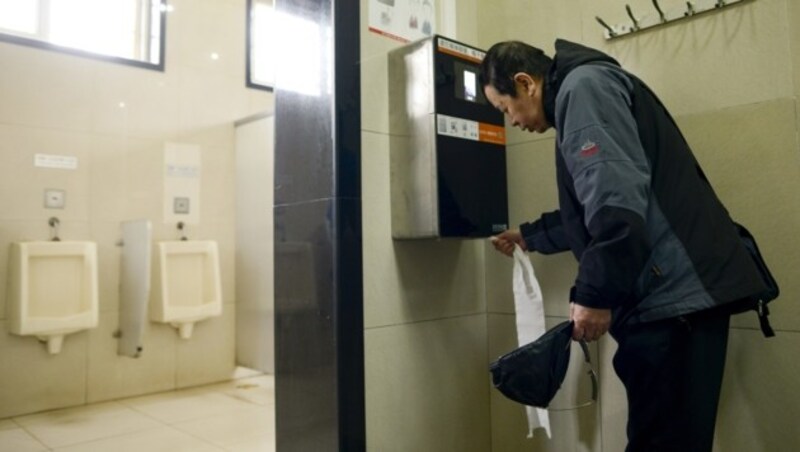 Weil zu viel Klopapier gestohlen wurde, gibt es dieses auf einer öffentlichen Toilette in Peking nur noch per Gesichtserkennung. (Bild: AFP)