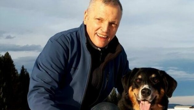 Josef Schöchl mit seinem Hund Emil (Bild: ÖVP)