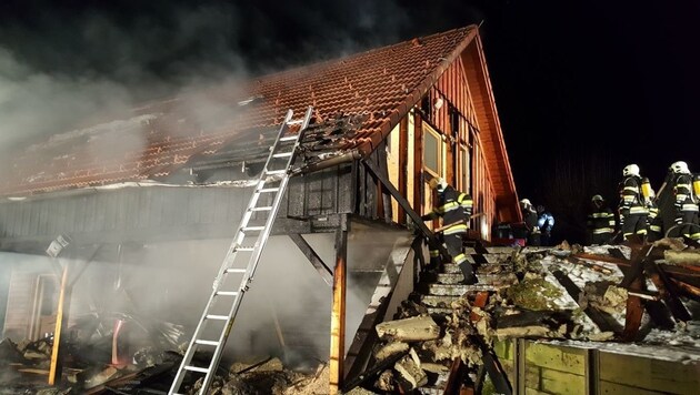 Das Vereinshaus wurde durch den Brand schwer beschädigt (Bild: Hannes Hopfer)