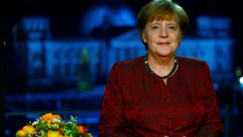 Deutschlands Kanzlerin Angela Merkel (CDU) bei der Aufzeichnung ihrer Neujahrsansprache (Bild: AP)