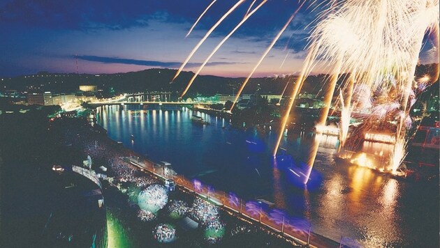 Ein farbenprächtiges Feuerwerk gehört in Linz zum Jahreswechsel dazu (Bild: Donauschifffahrt)