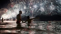 Silvesterfeier am Strand in Rio im Jahr 2018 (Bild: Associated Press)