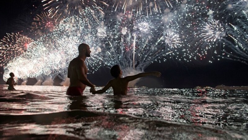 Silvesterfeier am Strand in Rio im Jahr 2018 (Bild: Associated Press)