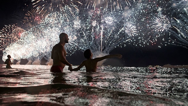 Silvesterfeier am Strand in Rio im Jahr 2018 (Bild: Associated Press)