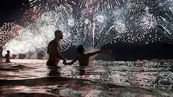 Silvesterfeier am Strand in Rio im Jahr 2018 (Bild: Associated Press)