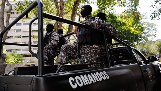 Polizeipatrouille in Caracas (Bild: AP)
