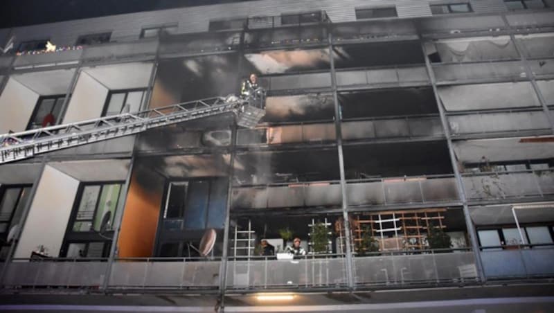 Einsatzkräfte der Feuerwehr bei der Brandbekämpfung in der Steinergasse in Wien (Bild: APA/MA 68 LICHTBILDSTELLE)